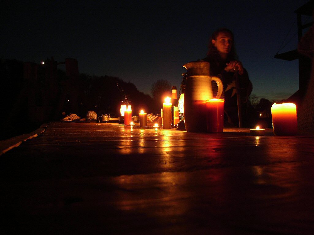 Nachts an der Tafel vor dem Lager