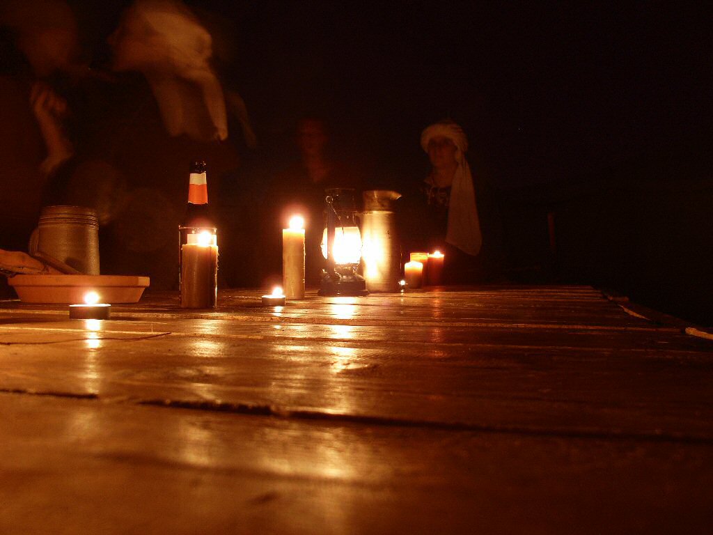 Nachts an der Tafel vor dem Lager